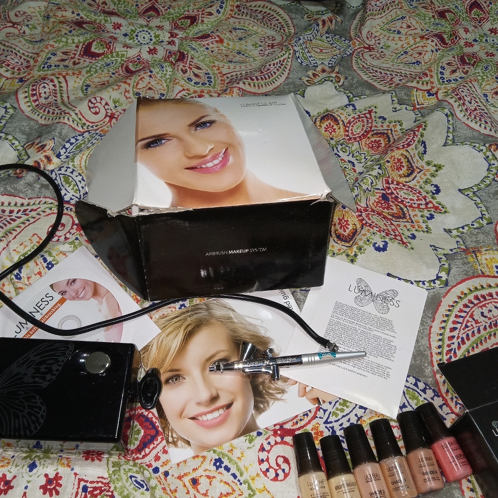 Luminess Airbrush makeup system with 6 bottles of makeup , dvd and book.